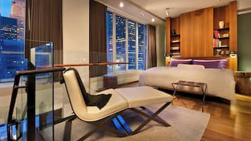 Suíte premium, 1 cama King e sofá-cama, vista para a cidade | Individualmente mobiliados, espaço de trabalho para notebook