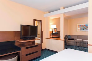 Studio, 1 King Bed with Sofa bed | Desk, blackout drapes, iron/ironing board, free cribs/infant beds