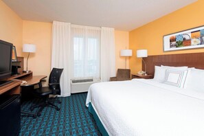 Escritorio, cortinas blackout y tabla de planchar con plancha 