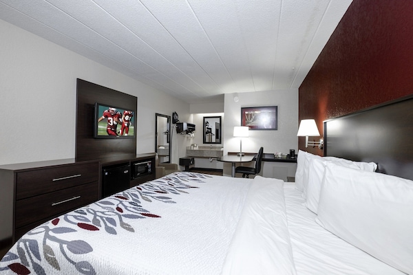 Superior Room, 1 King Bed, Non Smoking | Desk, blackout drapes, iron/ironing board (on request), WiFi (free)