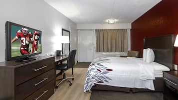 Escritorio, cortinas blackout y tabla de planchar con plancha