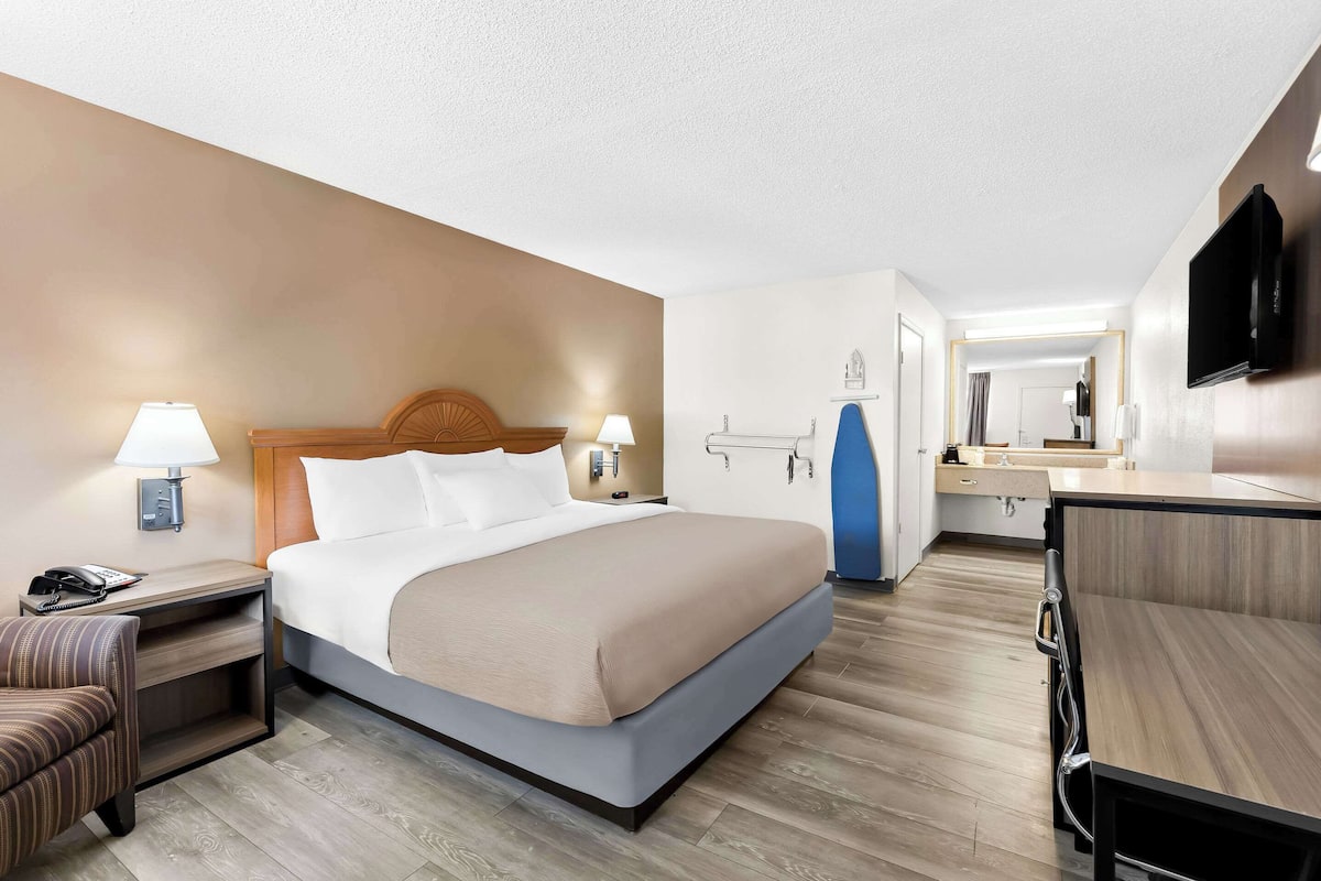 Room, 1 King Bed, Accessible, Non Smoking | Premium bedding, pillow-top beds, desk, blackout curtains