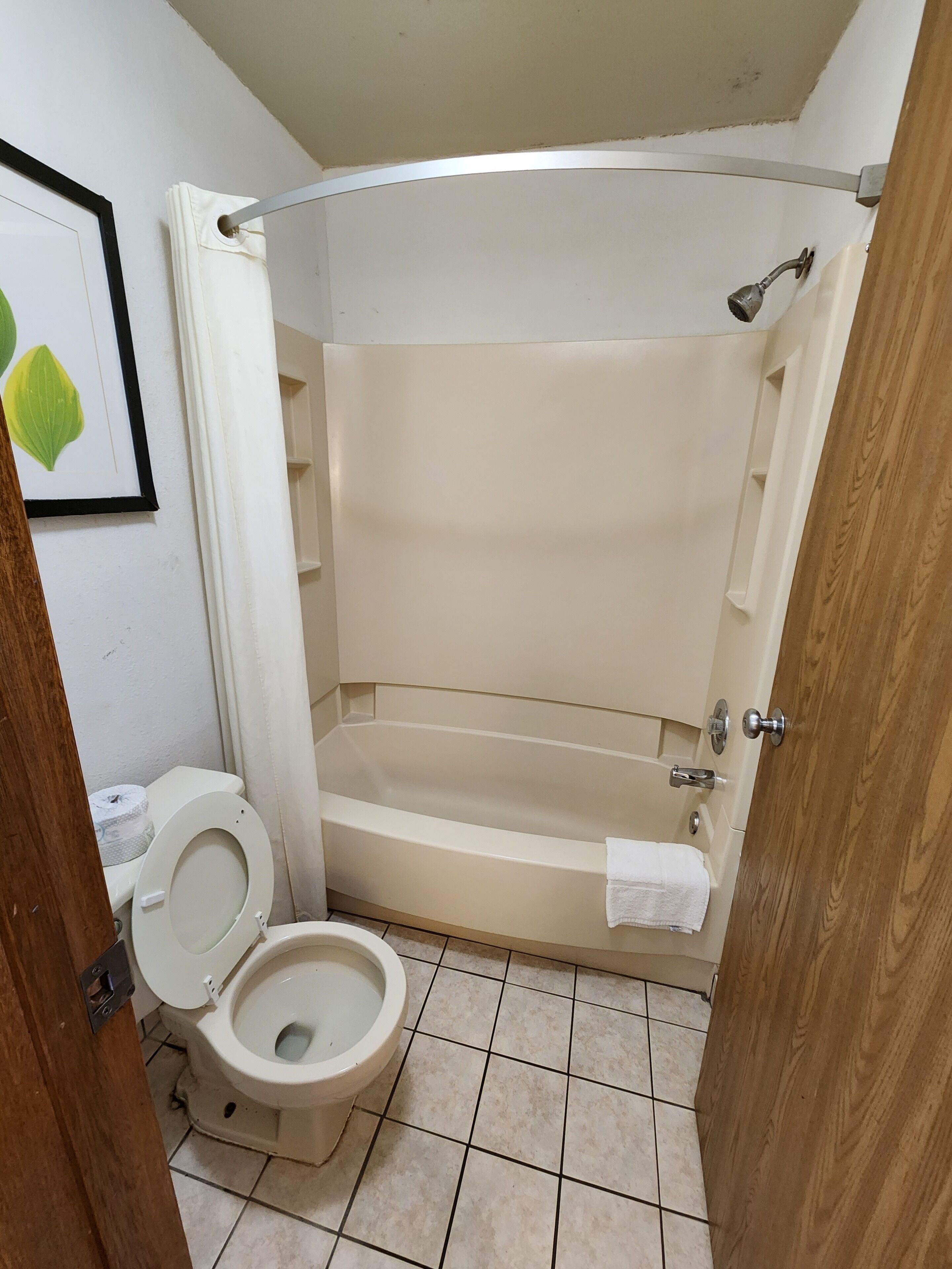 Un baño con inodoro, bañera y ducha.