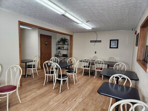Café da manhã com buffet grátis todos os dias