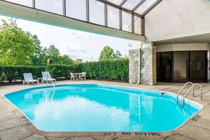 Una piscina al aire libre de temporada