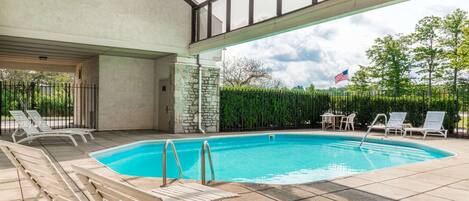 Sesongbasert utendørsbasseng