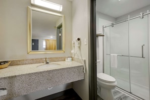 Combined shower/tub, hair dryer, towels