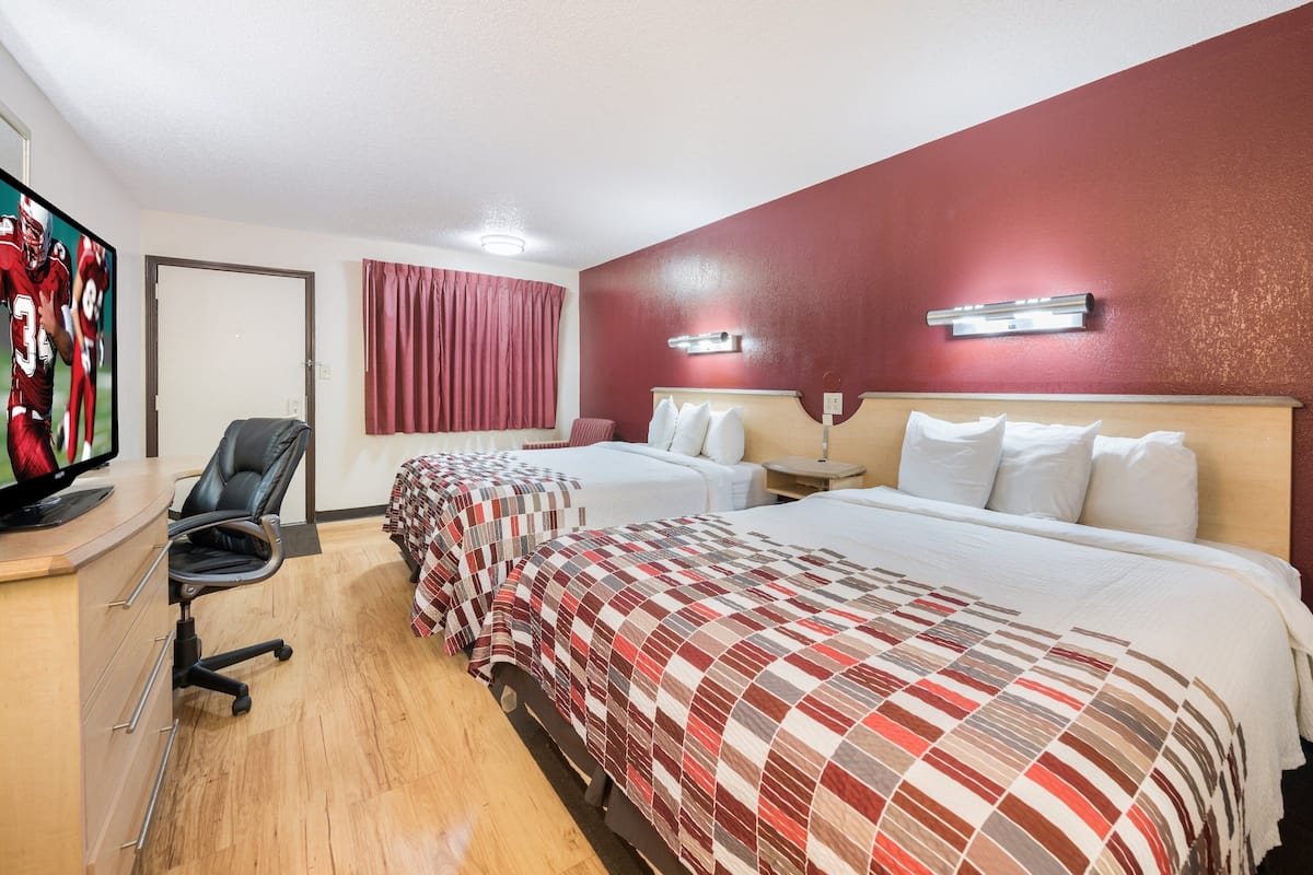 Desk, laptop workspace, blackout curtains, free cots/infant beds