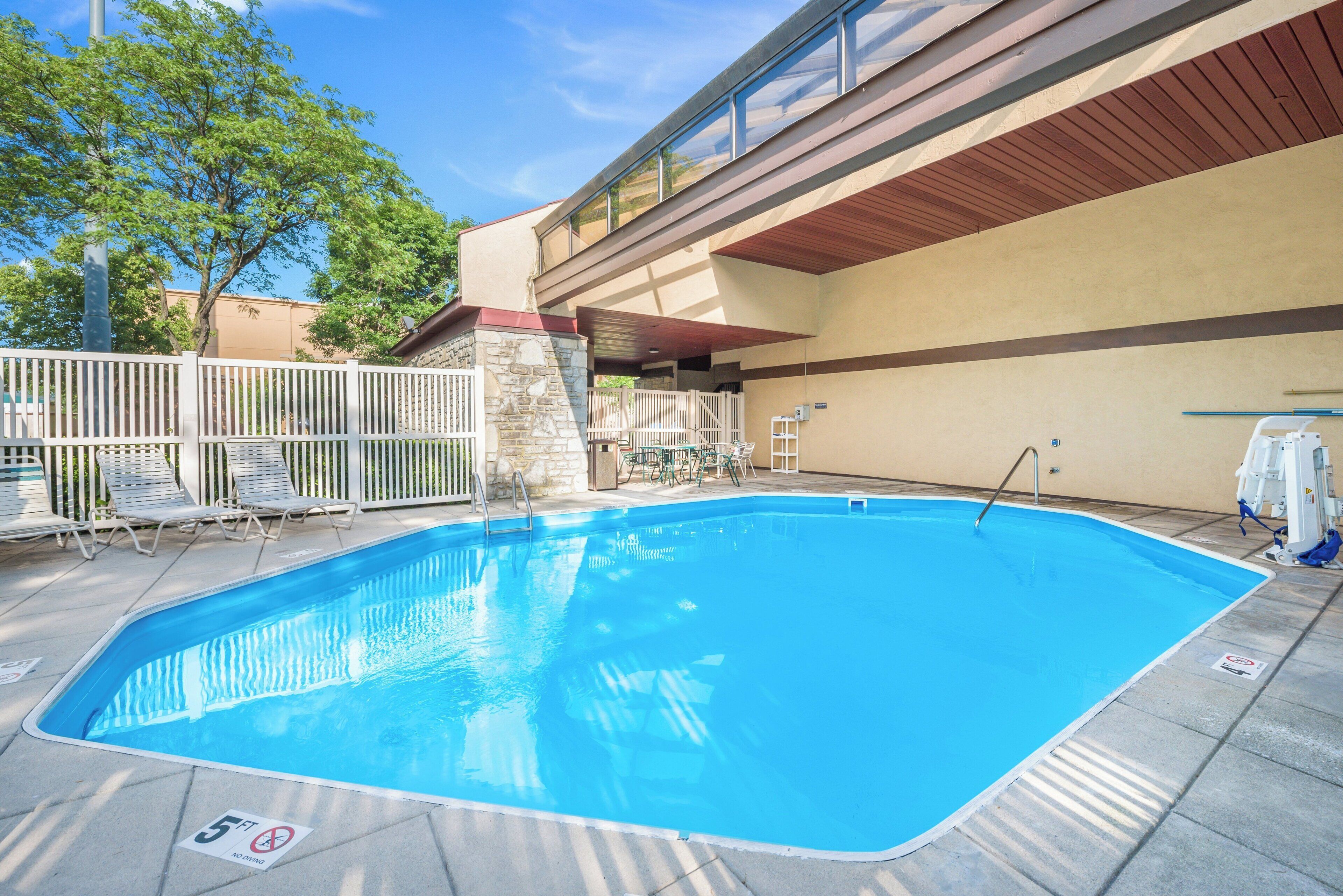 Piscine intérieure et extérieure