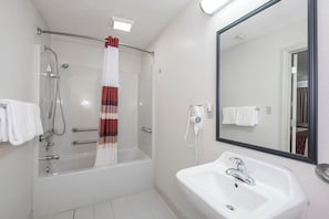 Ducha y bañera combinadas y artículos de higiene personal gratuitos