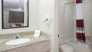 Bathroom - Red Roof Inn Columbus Northeast - Westerville (Westerville)