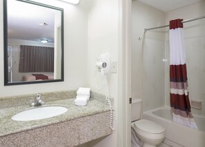 Combined shower/tub, free toiletries, hair dryer, towels