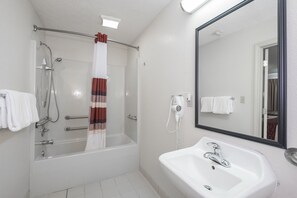 Combined shower/bathtub, free toiletries, hair dryer, towels