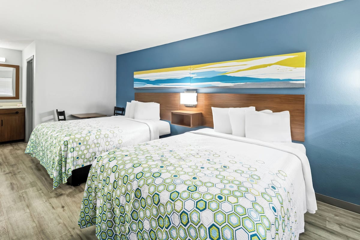 Cortinas blackout, wifi gratis, ropa de cama y despertador