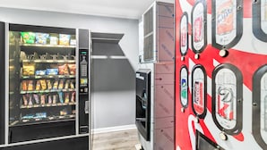 Máquina expendedora con diferentes aperitivos y un dispensador de Coca-Cola.