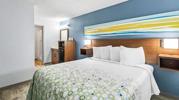 Studio, 1 King Bed, Non Smoking | Blackout drapes, free WiFi, bed sheets, alarm clocks