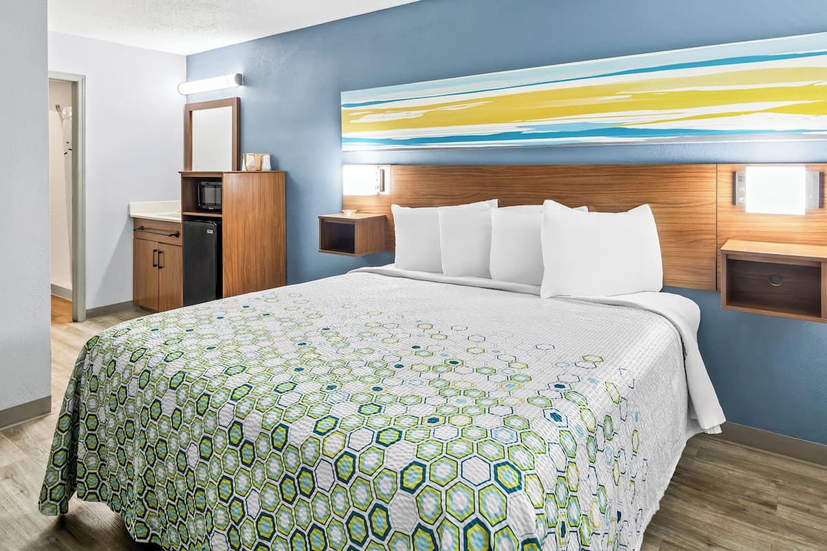 Estudio, 1 cama King size, para no fumadores | Cortinas blackout, wifi gratis, ropa de cama y despertador