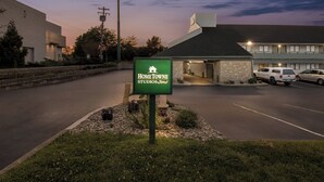 L'ingresso di un hotel con un cartello che riporta la scritta "Home Town Studios".