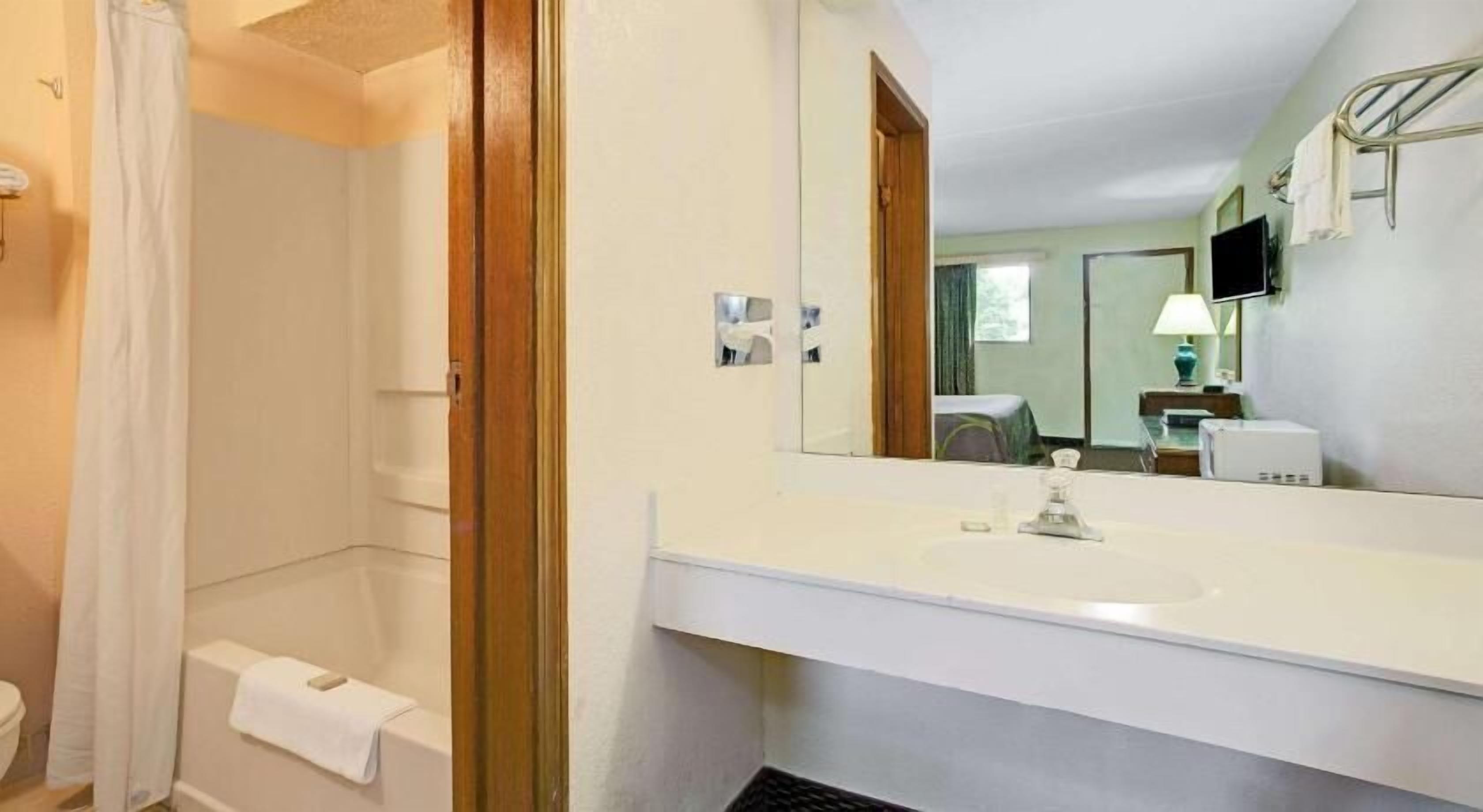 浴室 | 淋浴/盆浴组合、吹风机、毛巾