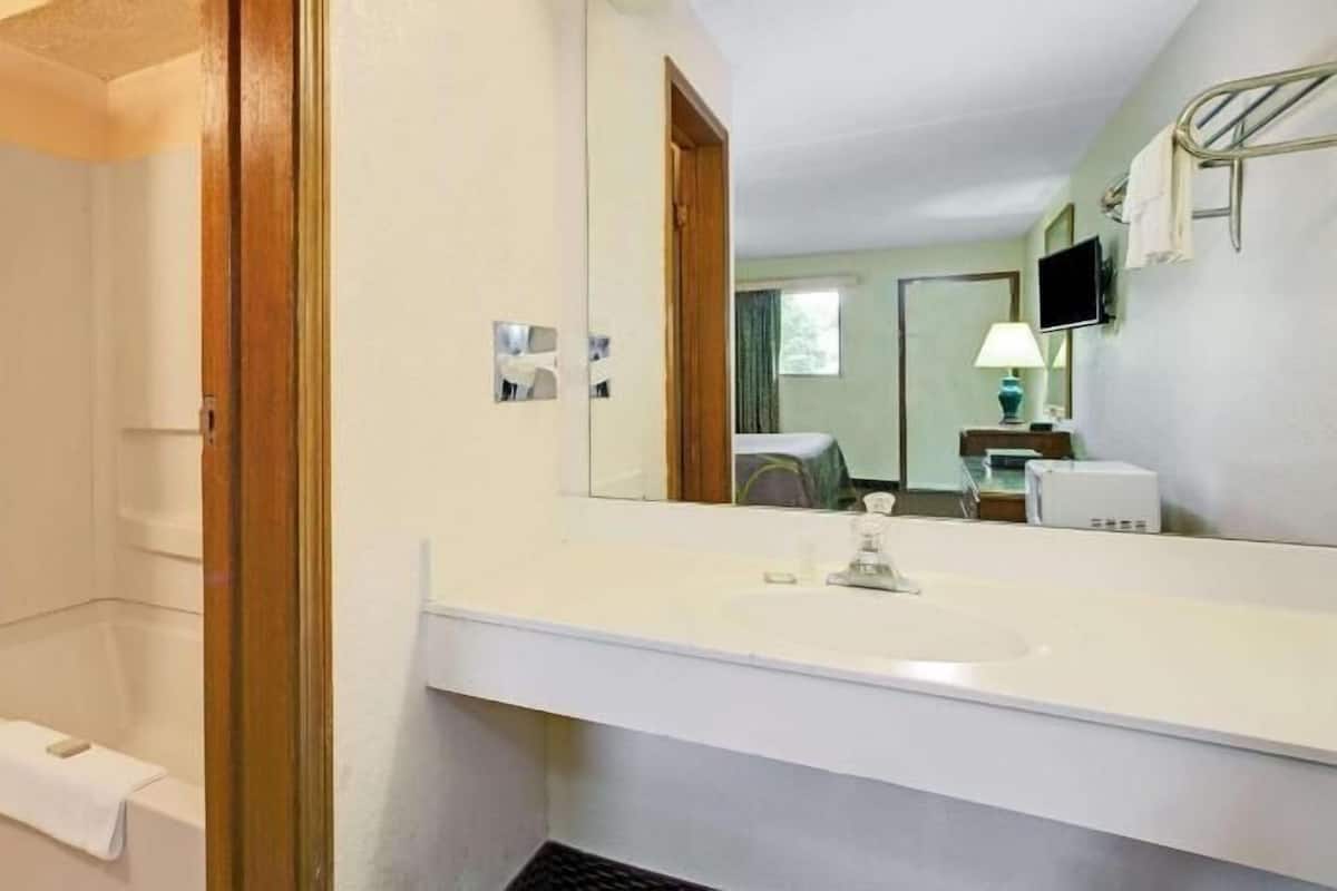 Baño | Tina con regadera, secadora de cabello, toallas