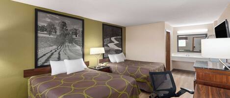 Quarto de hotel com duas camas, uma escrivaninha, uma cadeira e uma televisão.