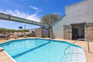 Outdoor pool - Super 8 by Wyndham Fort Mitchell Cincinnati Area (Fort Mitchell)