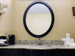 Habitación, 1 cama doble, no fumadores | Lavabo del cuarto de baño