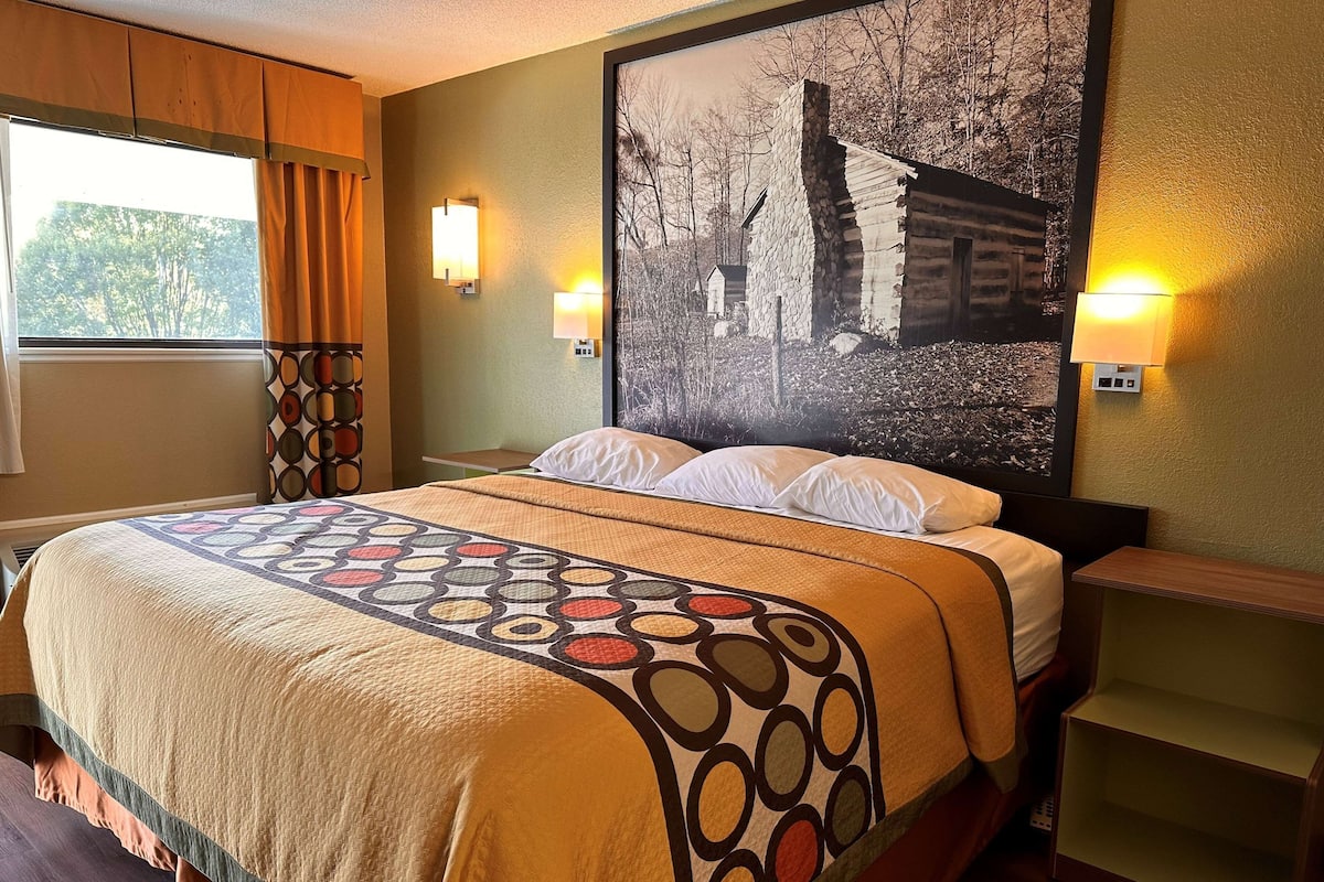 Meja, ruang kerja komputer riba, seterika/papan seterika, Wi-fi percuma