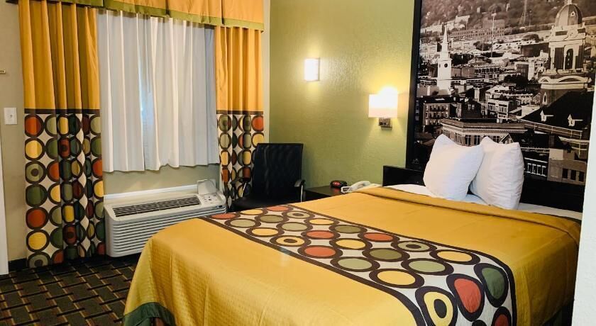 Desk, laptop workspace, iron/ironing board, free WiFi