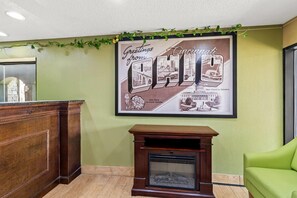 Lobby - Super 8 by Wyndham Cincinnati/Springdale OH (Cincinnati)