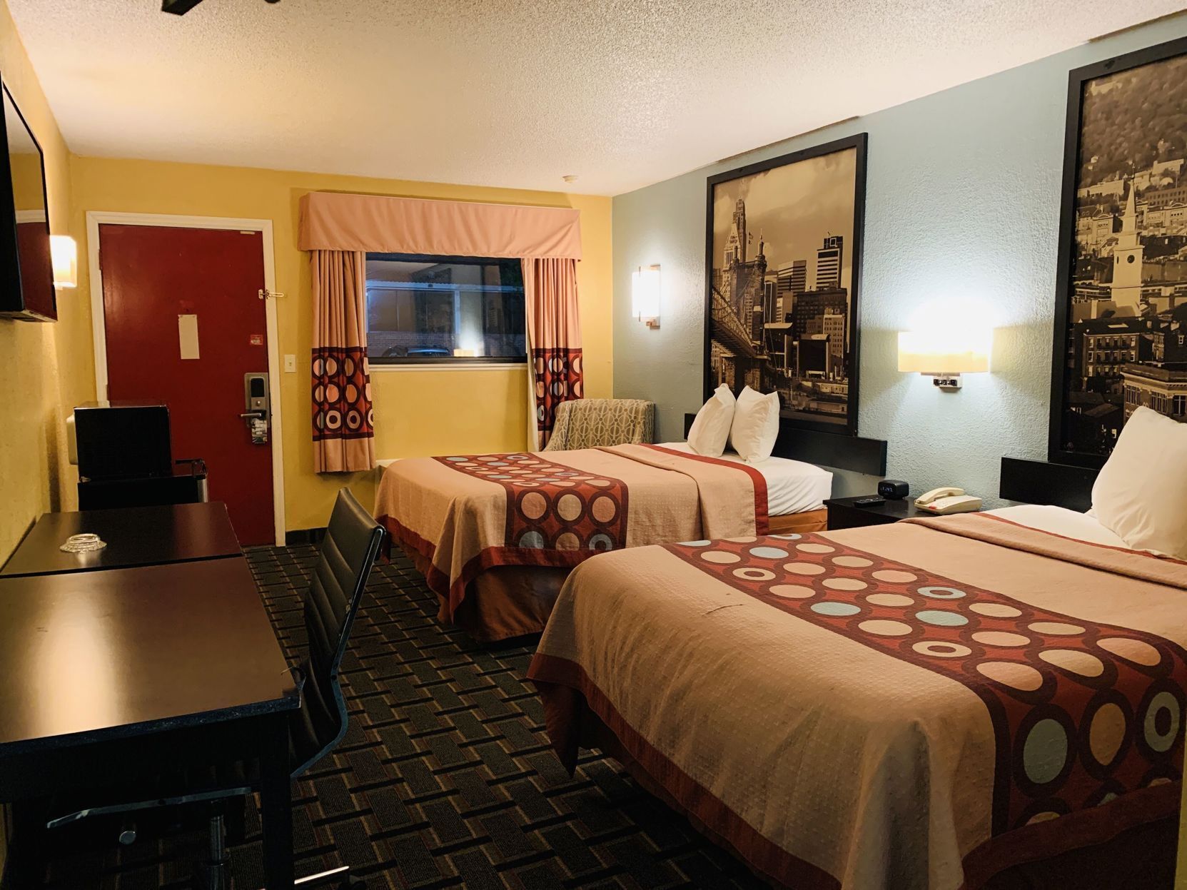 Desk, laptop workspace, iron/ironing board, free WiFi