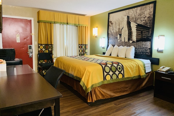 Standard Room, 1 King Bed, Non Smoking | Desk, laptop workspace, iron/ironing board, free WiFi