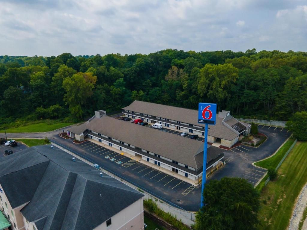 Un motel con aparcamiento y un edificio de techo plano.