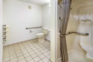 Accessible bathroom - Motel 6 Dayton, OH - Englewood (Englewood)