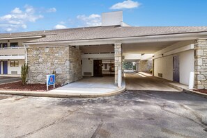 Property entrance - Motel 6 Dayton, OH - Englewood (Englewood)
