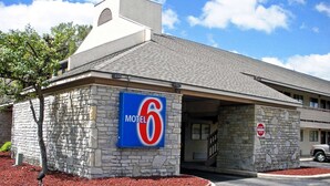 A motel with a stone facade, a '6' sign, and a 'DO NOT ENTER' sign. - Motel 6 Dayton, OH - Englewood (Englewood)