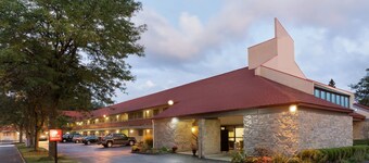 Super 8 by Wyndham Findlay