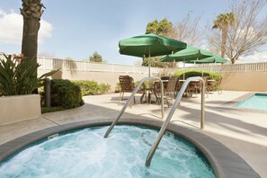 Piscine extérieure, parasols, chaises longues