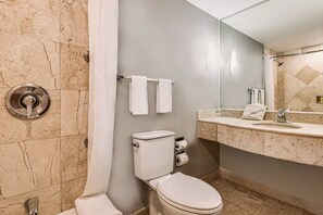 Combined shower/tub, deep soaking tub, free toiletries, hair dryer - Fiesta Inn Express Nuevo Laredo (Nuevo Laredo)