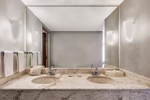 Ensemble douche/baignoire, baignoire relaxante profonde