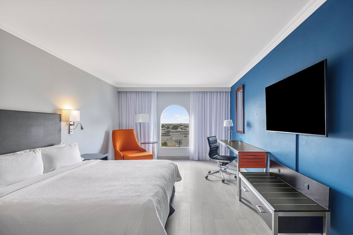 Standard Room | In-room safe, desk, blackout drapes, soundproofing