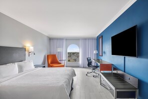 Standaard kamer | Een kluis op de kamer, een bureau, verduisterende gordijnen