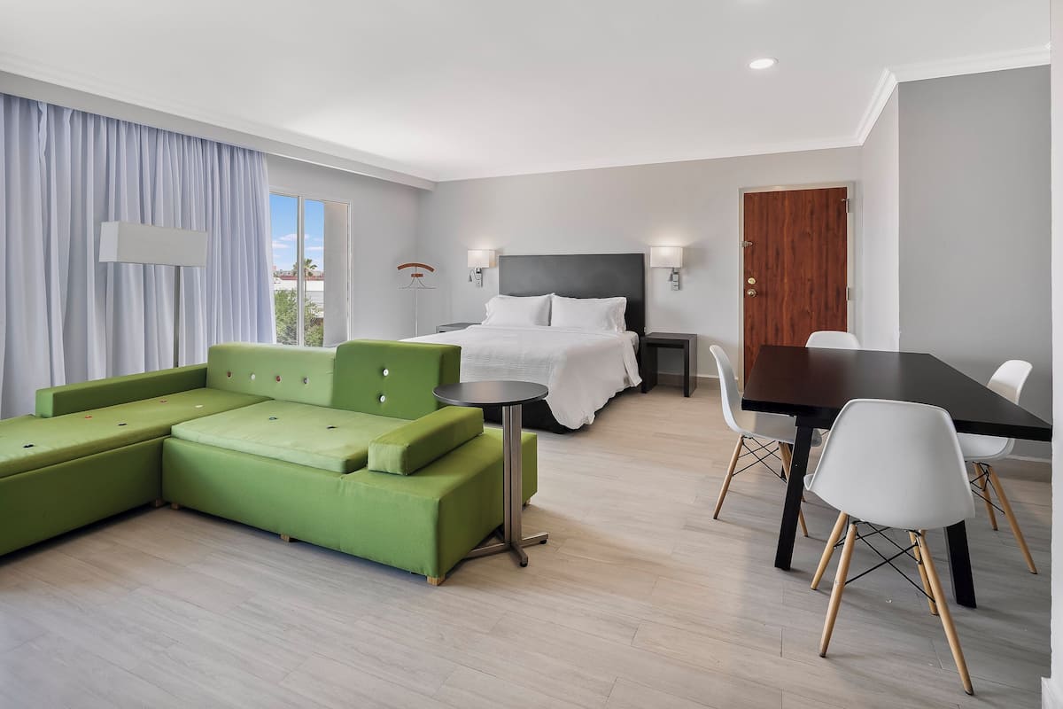 Junior Suite | In-room safe, desk, blackout drapes, soundproofing