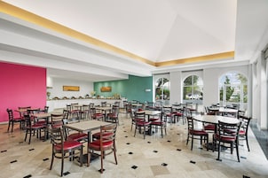 Café da manhã com buffet grátis todos os dias