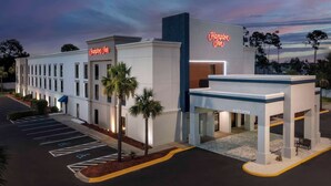A Hampton Inn hotel with a modern facade, a parking lot, and a welcoming entrance. - Hampton Inn Panama City Beach (Panama City Beach)