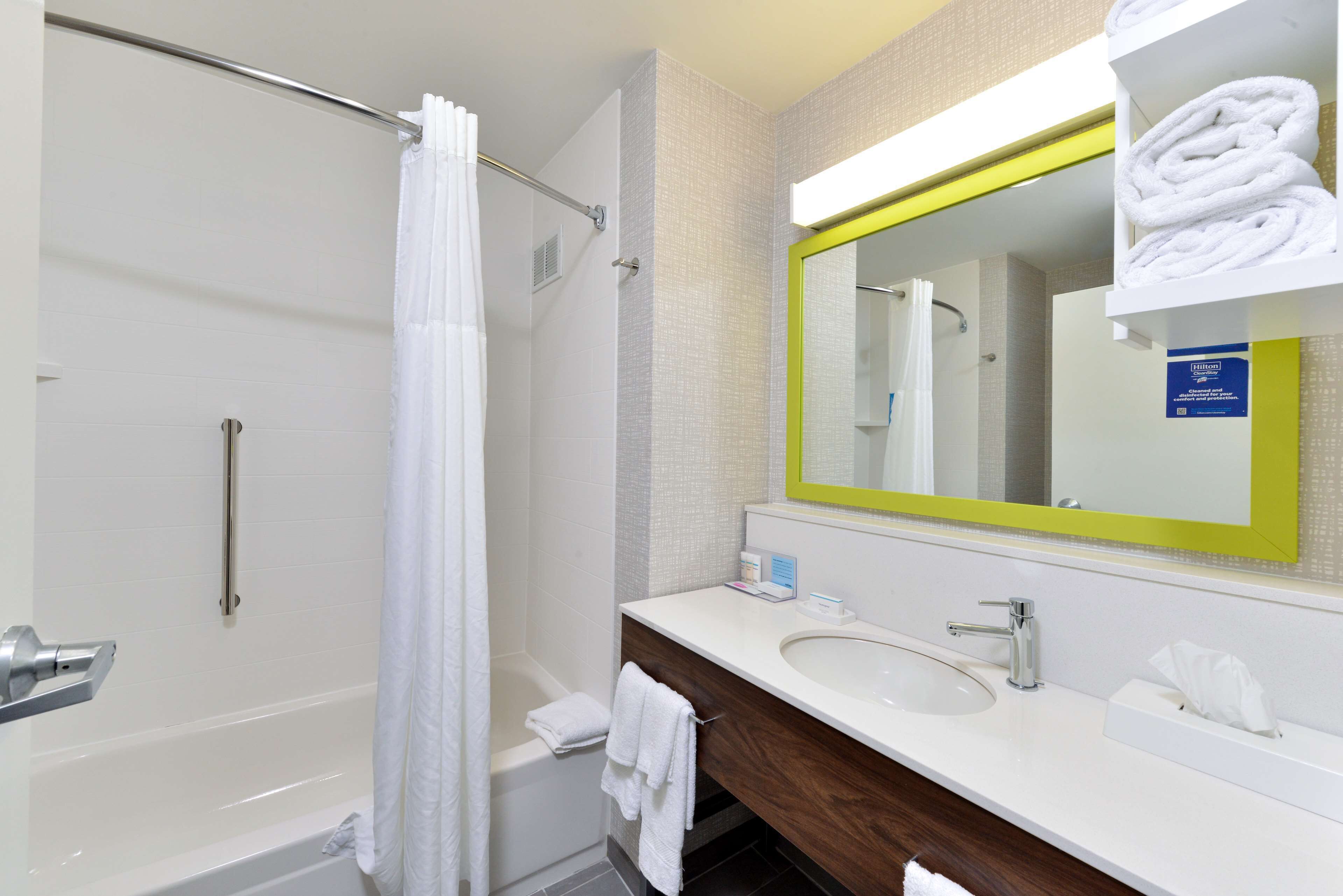 room, 2 queen beds, non smoking | bathroom | free toiletries, hair dryer, towels