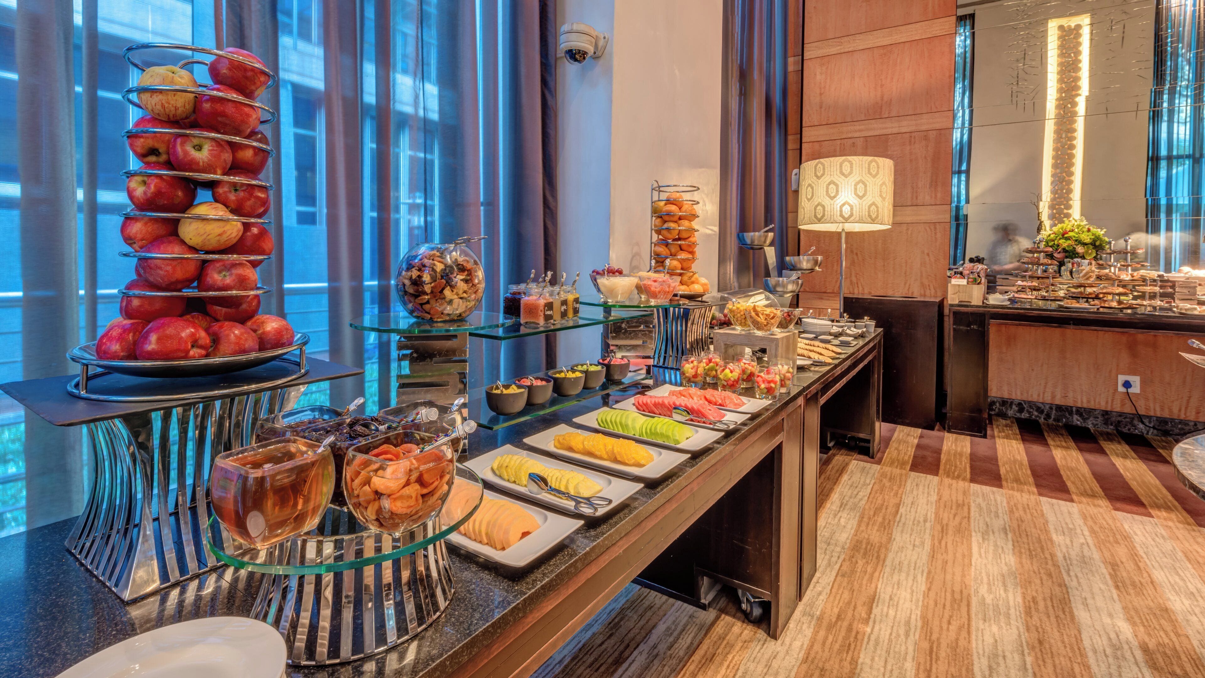 Ein Buffet mit einer Auswahl an Obst, Gemüse und Desserts.