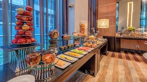 Un bufé con frutas, verduras y postres variados.