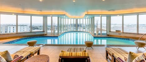 Piscine intérieure, chaises longues