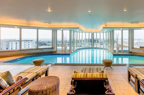 Indoor pool, sun loungers